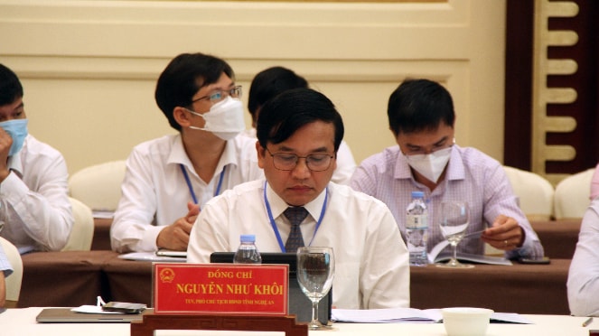 Đại biểu nghiên cứu tài liệu