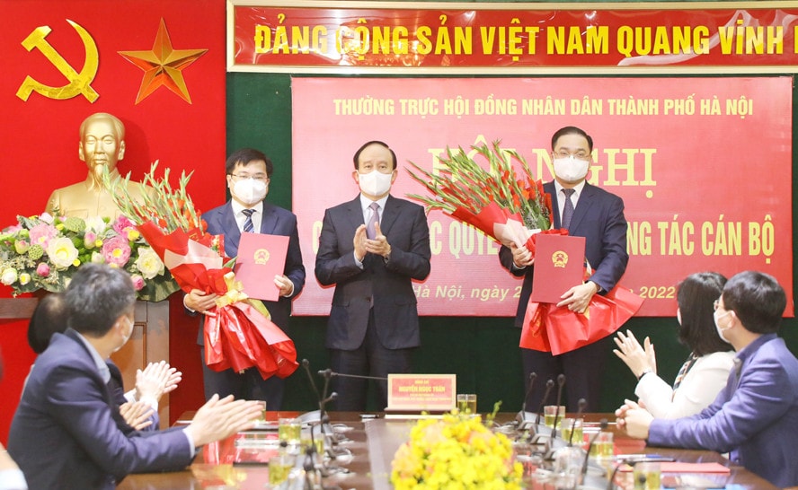 Chủ tịch HĐND thành phố Hà Nội Nguyễn Ngọc Tuấn trao Quyết định điều động cán bộ và bổ nhiệm cán bộ cho hai đồng chí Trương Việt Dũng, Nguyễn Ngọc Việt