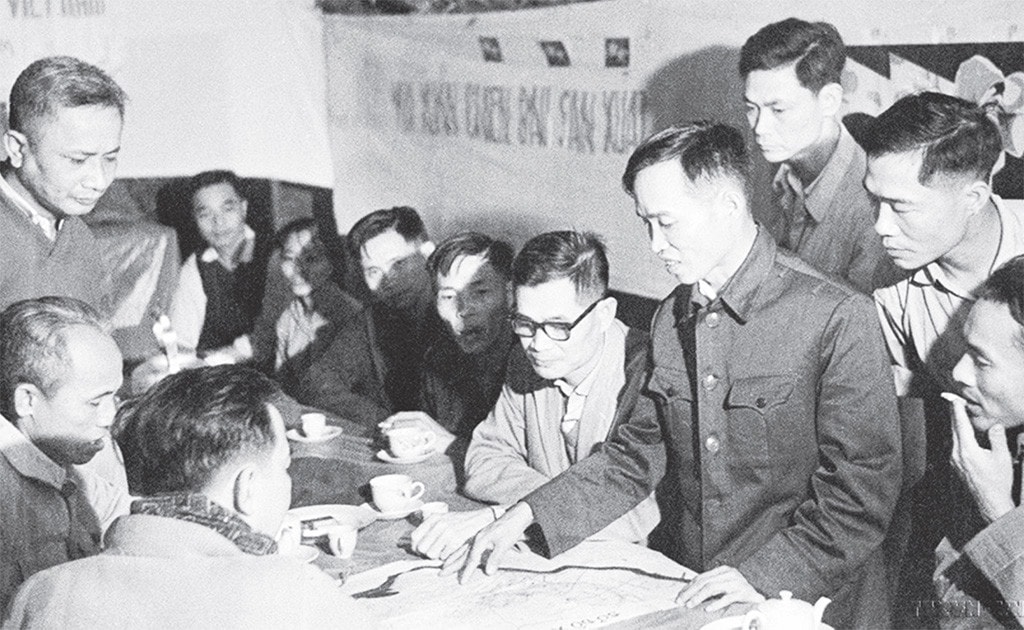 Đồng chí Lê Văn Lương, Bí thư Trung ương Đảng thăm quân dân Vĩnh Linh, Quảng Trị (tháng 2.1969) Ảnh: Đức Quảng