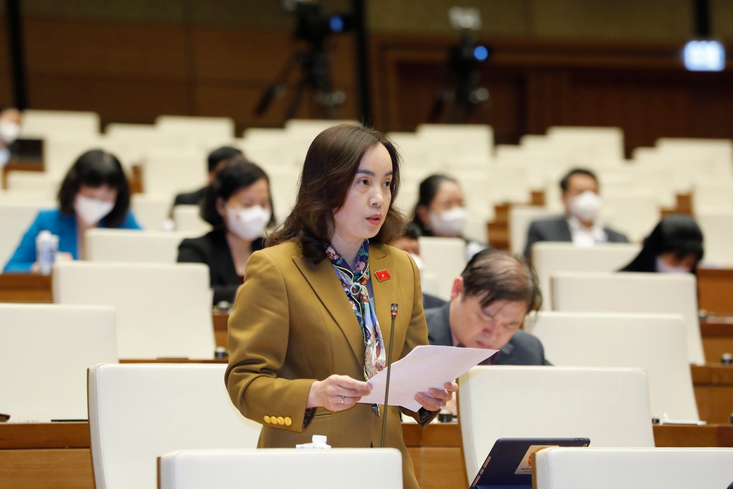 ĐBQH Nguyễn Thị Kim Anh (Bắc Ninh) phát biểu ý kiến tại Hội nghị đại biểu Quốc hội hoạt động chuyên trách