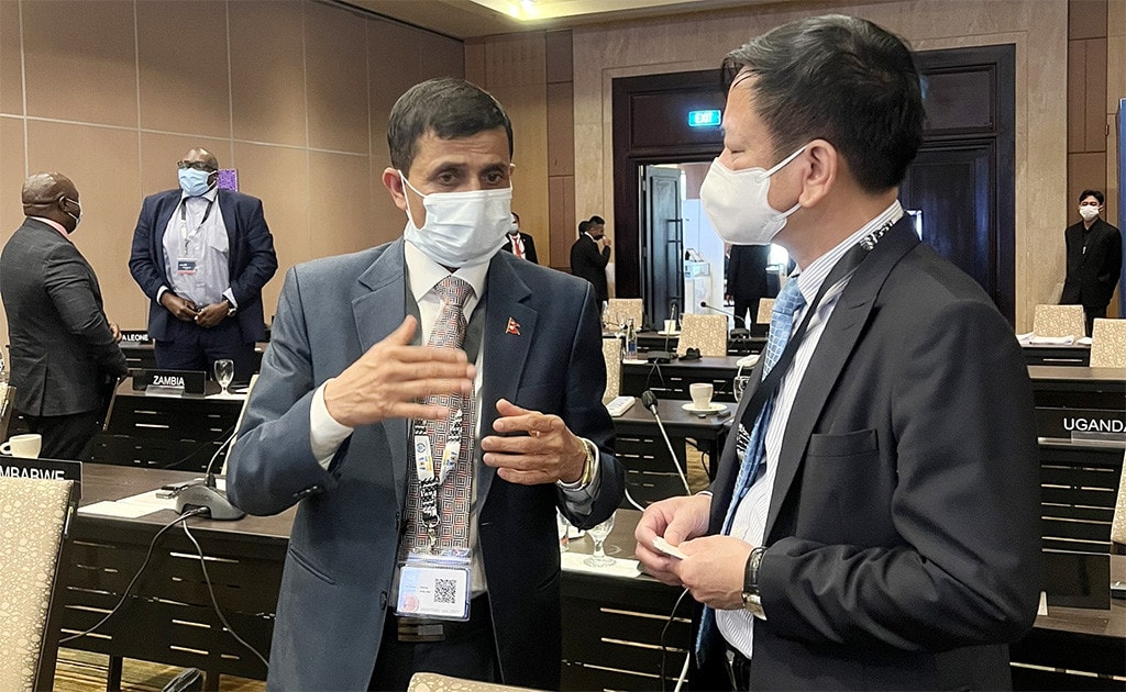 Phó Tổng Thư ký Quốc hội, Phó Chủ nhiệm Ủy ban Pháp luật Nguyễn Trường Giang gặp và trao đổi với các đại biểu dự Hội nghị
