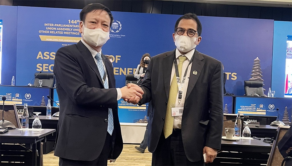Phó Tổng Thư ký Quốc hội, Phó Chủ nhiệm Ủy ban Pháp luật của Quốc hội Nguyễn Trường Giang gặp và trao đổi với Tổng Thư ký Hạ viện nước chủ nhà Indra Iskandar trong thời gian giải lao của Hội nghị Ảnh: Vũ Đài Phương