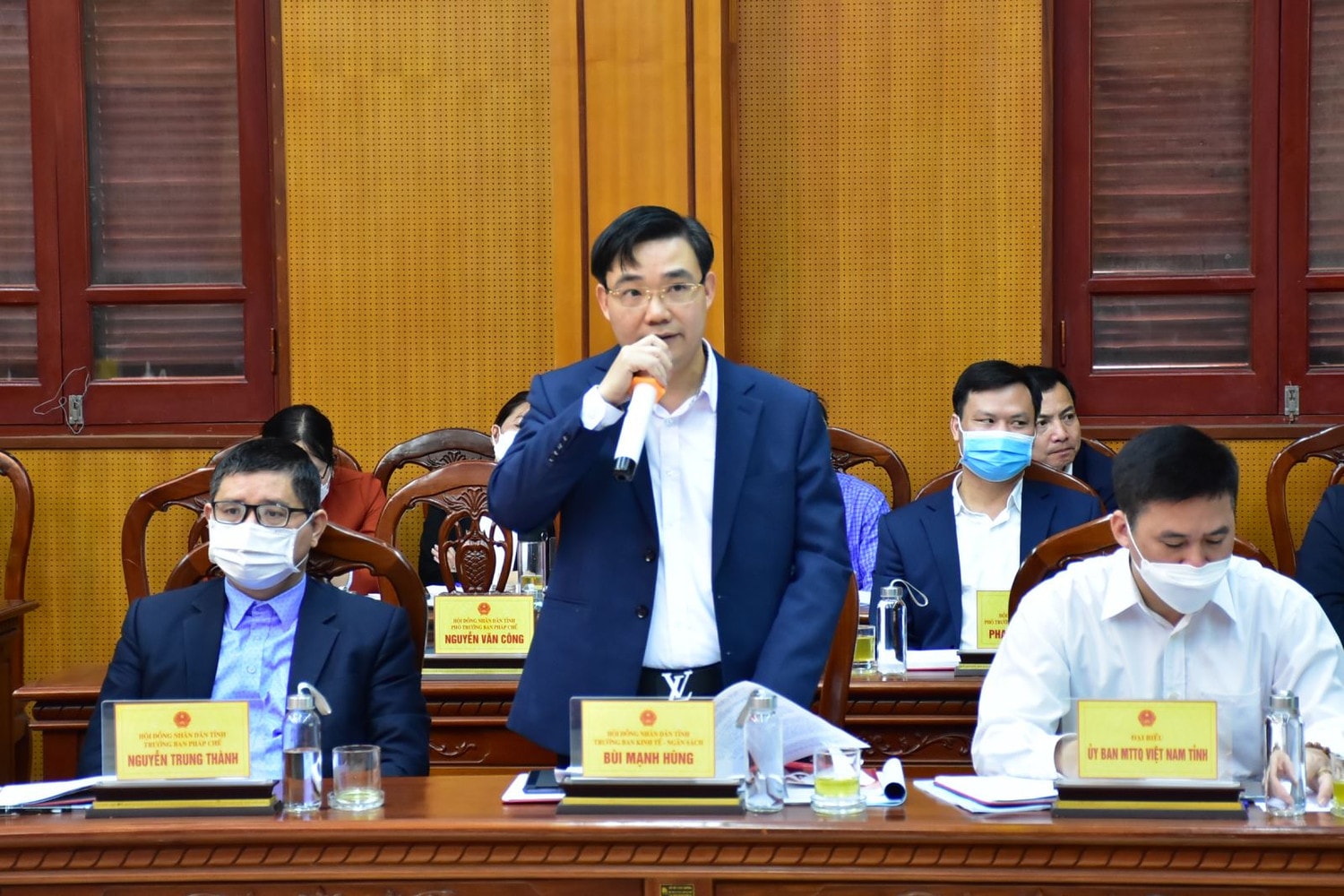 Trưởng Ban Kinh tế - Ngân sách HĐND tỉnh Bùi Mạnh Hùng phát biểu tại hội nghị Ông Bùi Mạnh Hùng Trưởng Ban chuyên trách Ban Kinh tế-Ngân sách HĐND tỉnh