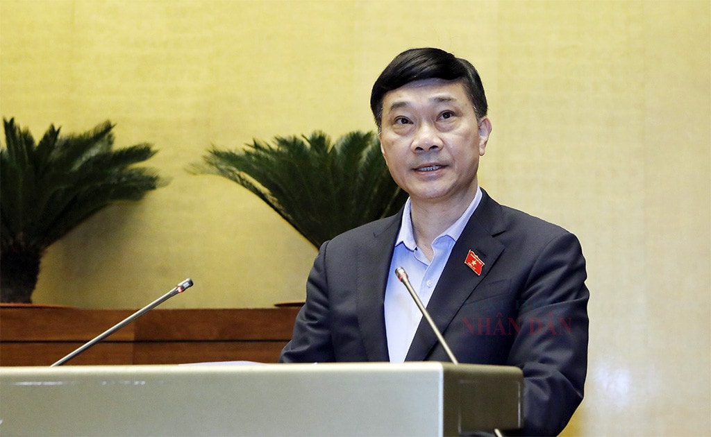 Chủ nhiệm Ủy ban Kinh tế Vũ Hồng Thanh trình bày Báo cáo một số vấn đề lớn về việc giải trình, tiếp thu, chỉnh lý dự thảo Luật Kinh doanh bảo hiểm (sửa đổi) Ảnh: Hồ Long