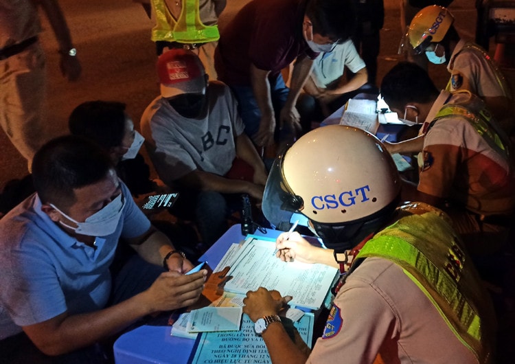 CSGT làm việc với người vi phạm nồng độ cồn