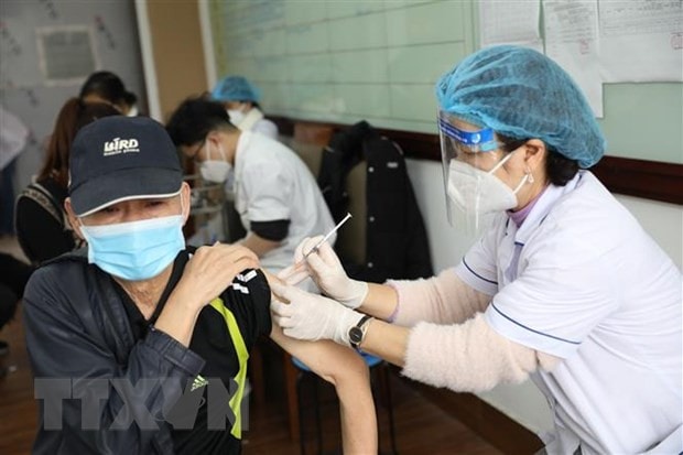 Nhân viên y tế tiêm vaccine phòng Covid-19 cho người dân phường Lê Đại Hành, quận Hai Bà Trưng, Hà Nội