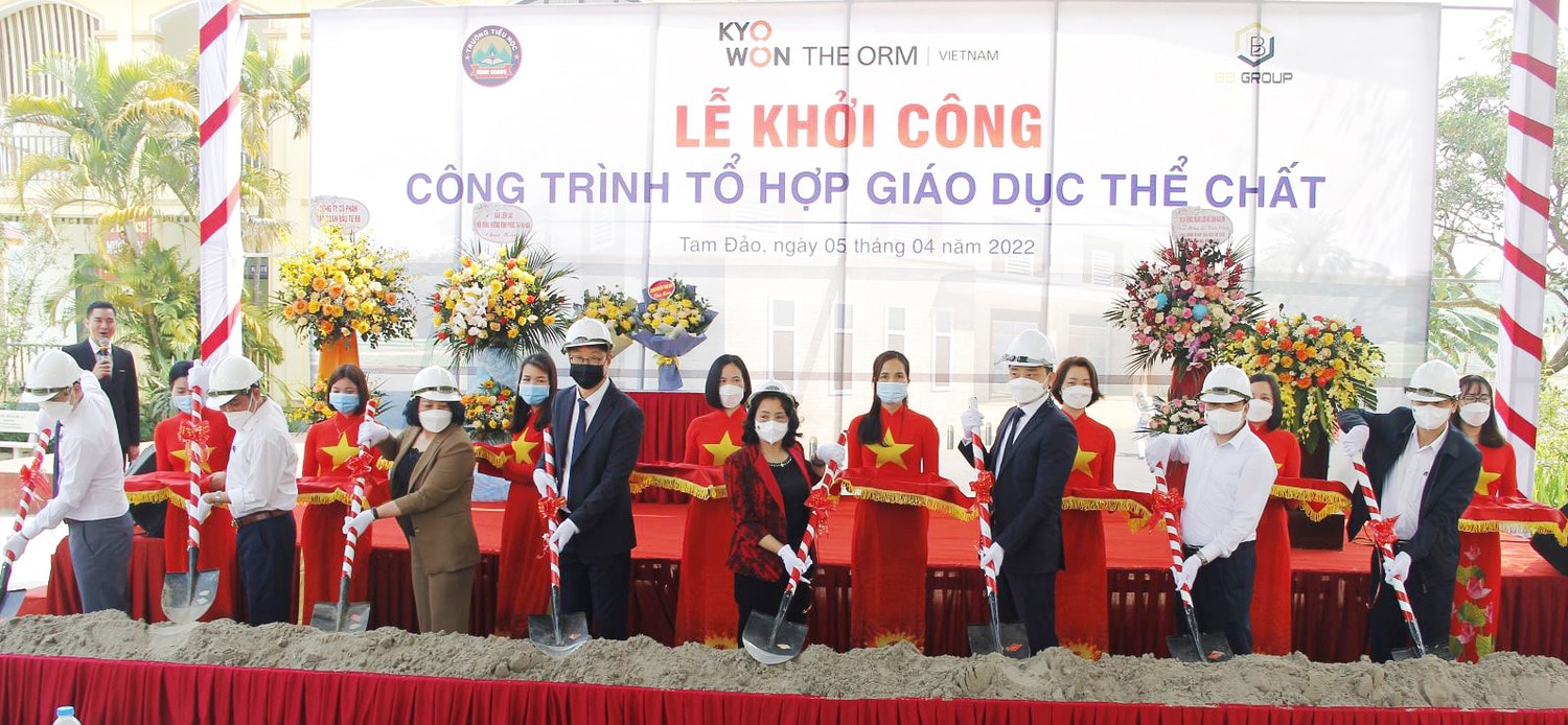 Đại biểu thực hiện nghi lễ khởi công công trình tổ hợp giáo dục thể chất