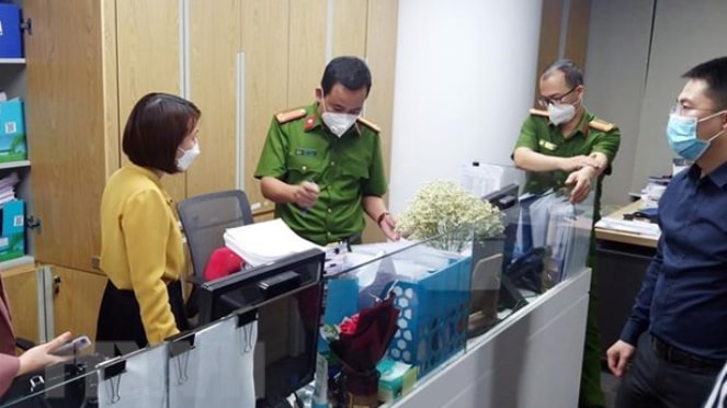 Lực lượng chức năng khám xét và thu giữ tài liệu tại trụ sở FLC hôm 29.3. (Ảnh: Phạm Kiên/TTXVN)