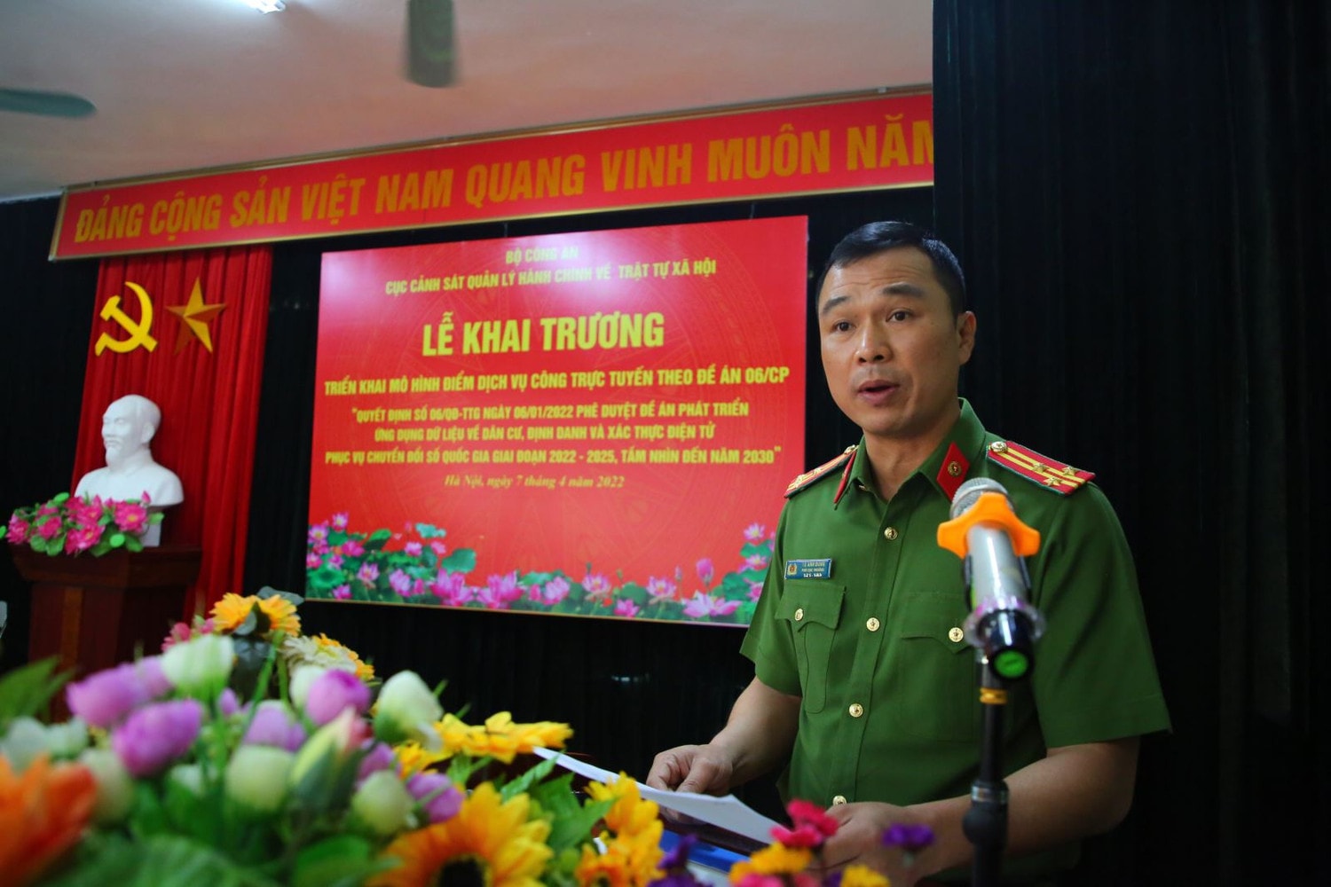 Thượng tá Tô Anh Dũng phát biểu tại lễ khai trương