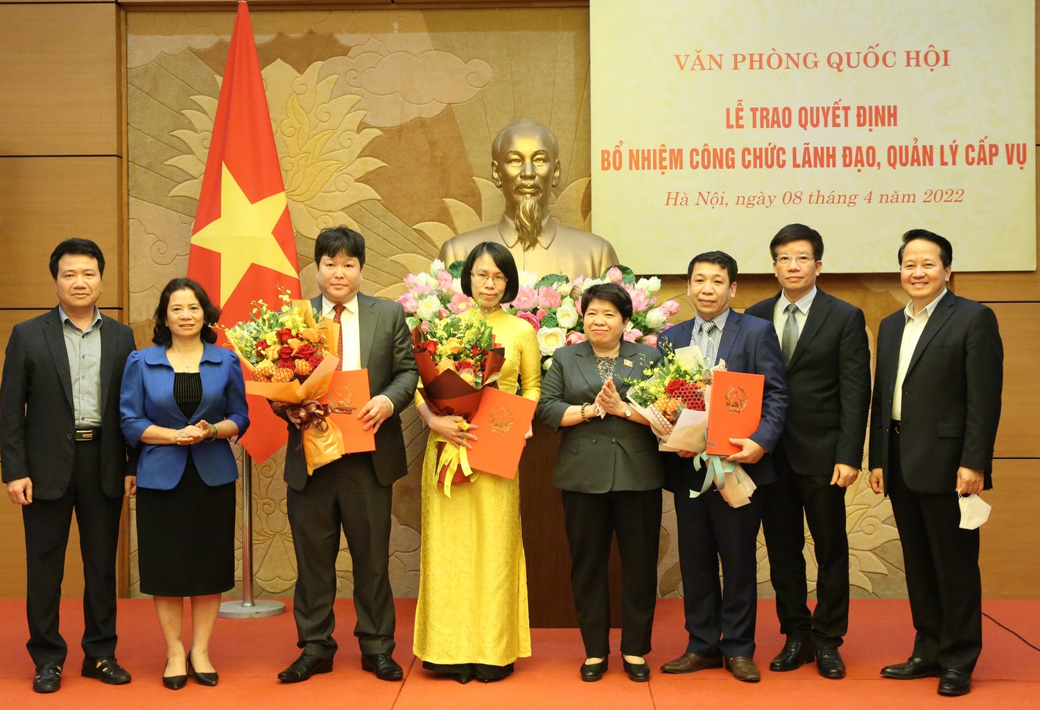 Các tân Phó Vụ trưởng nhận Quyết định và hoa chúc mừng