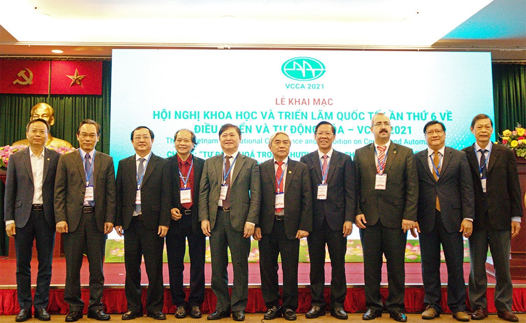 Các đại biểu dự Hội nghị chụp ảnh lưu niệm