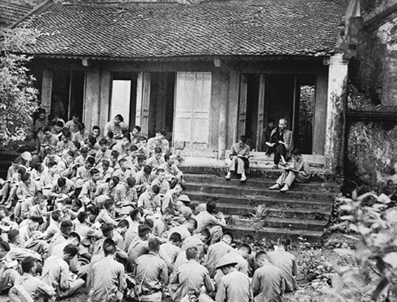 Ngày 19.9.1954, tại sân đền Giếng trong Khu di tích đền Hùng (Phú Thọ), trước khi về tiếp quản Thủ đô, cán bộ, chiến sĩ Đại đoàn Quân tiên phong - Sư đoàn 308 được nghe Chủ tịch Hồ Chí Minh nói chuyện thân mật. Người căn dặn: "Các Vua Hùng đã có công dựng nước, Bác cháu ta phải cùng nhau giữ lấy nước". Ảnh: Đinh Đăng Định