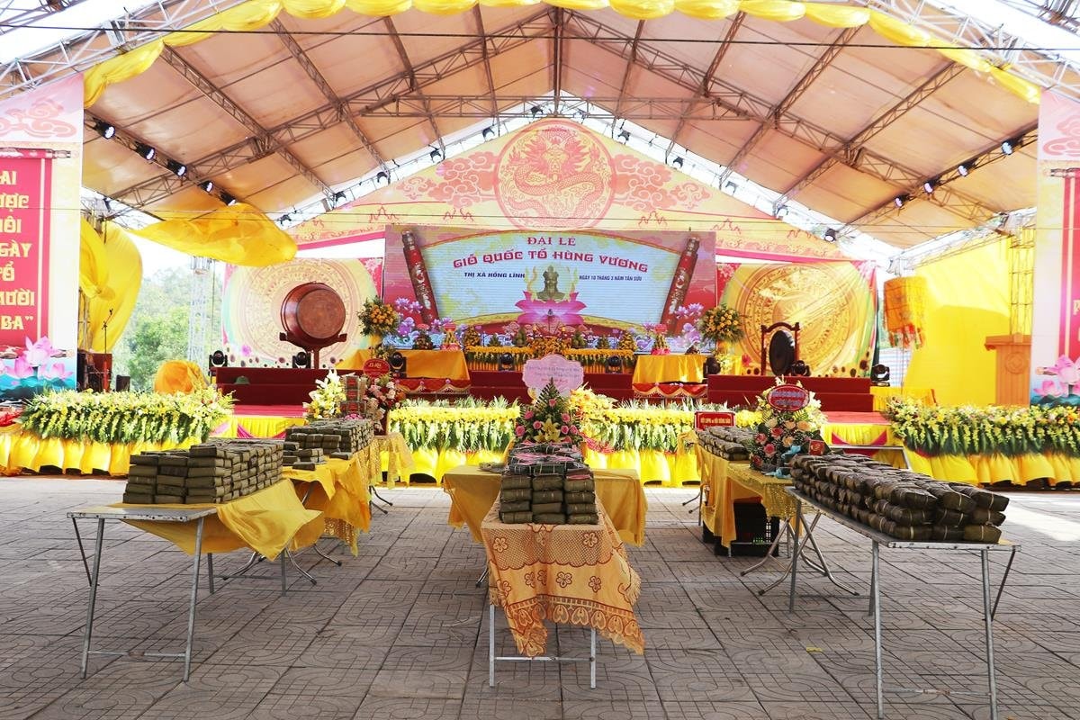 Bánh chưng dâng Quốc Tổ Hùng Vương của hội viên phụ nữ thị xã Hồng Lĩnh tại Hội thi gói bánh chưng dâng Quốc Tổ năm 2021 Ảnh: Bình Nguyên