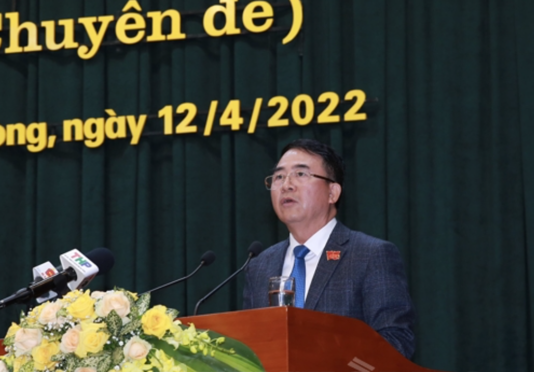 Phó Chủ tịch UBND thành phố Hải Phòng Lê Khắc Nam trình bày tờ trình tại kỳ họp
