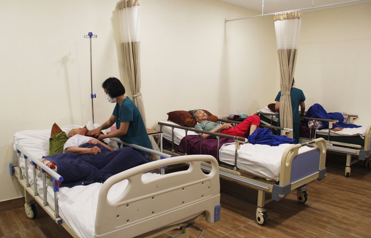Người cao tuổi được quan tâm chăm sóc từ bữa ăn đến giấc ngủ