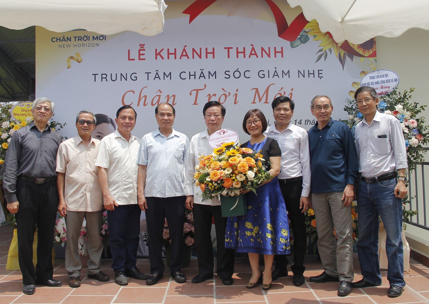 Khách mời chúc mừng Trung tâm Chăm sóc giảm nhẹ Chân trời mới 