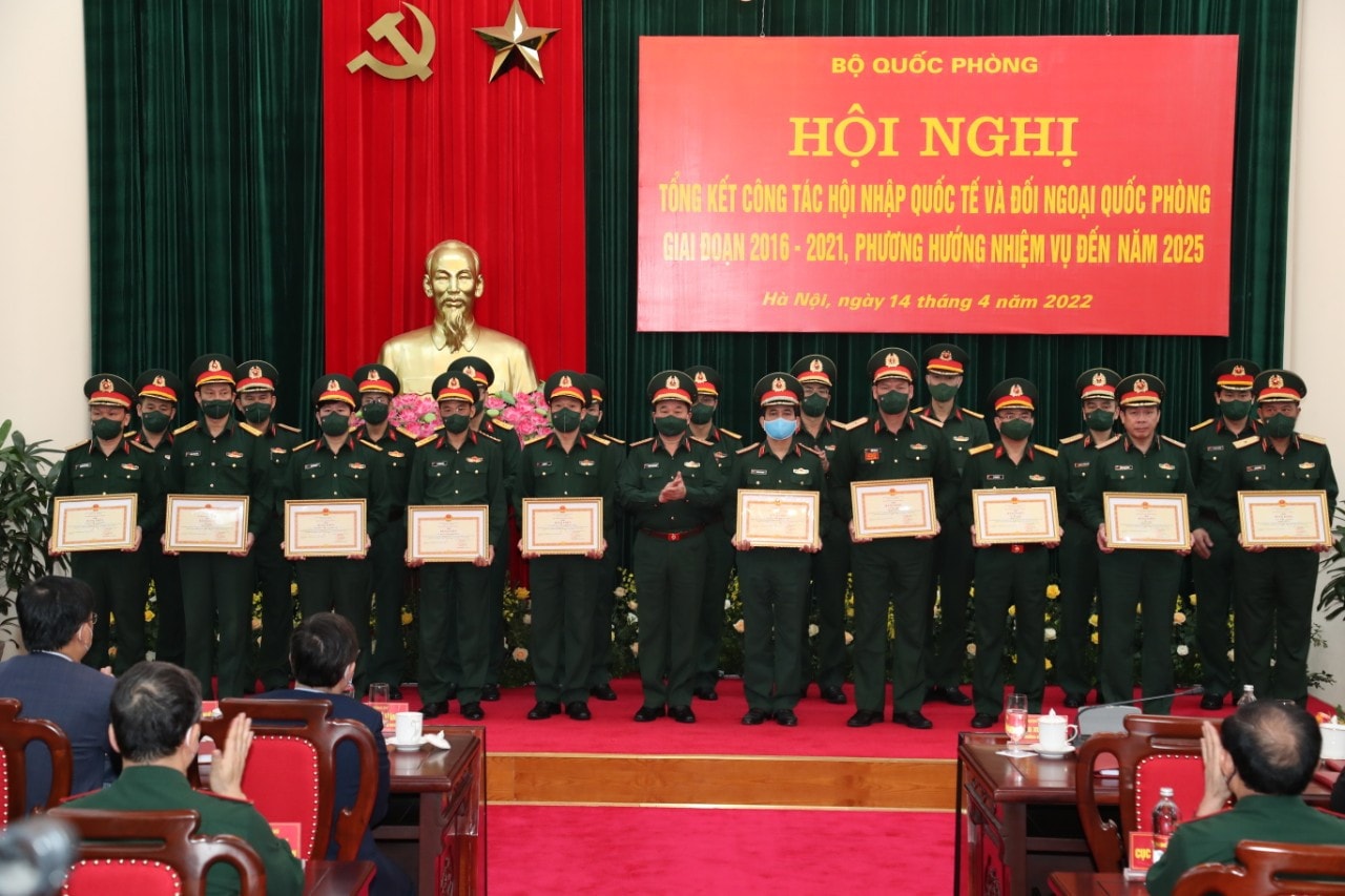 Tặng thưởng Bằng khen cho tập thể và cá nhân đã có thành tích xuất sắc trong công tác hội nhập quốc tế và đối ngoại quốc phòng giai đoạn 2016 - 2021