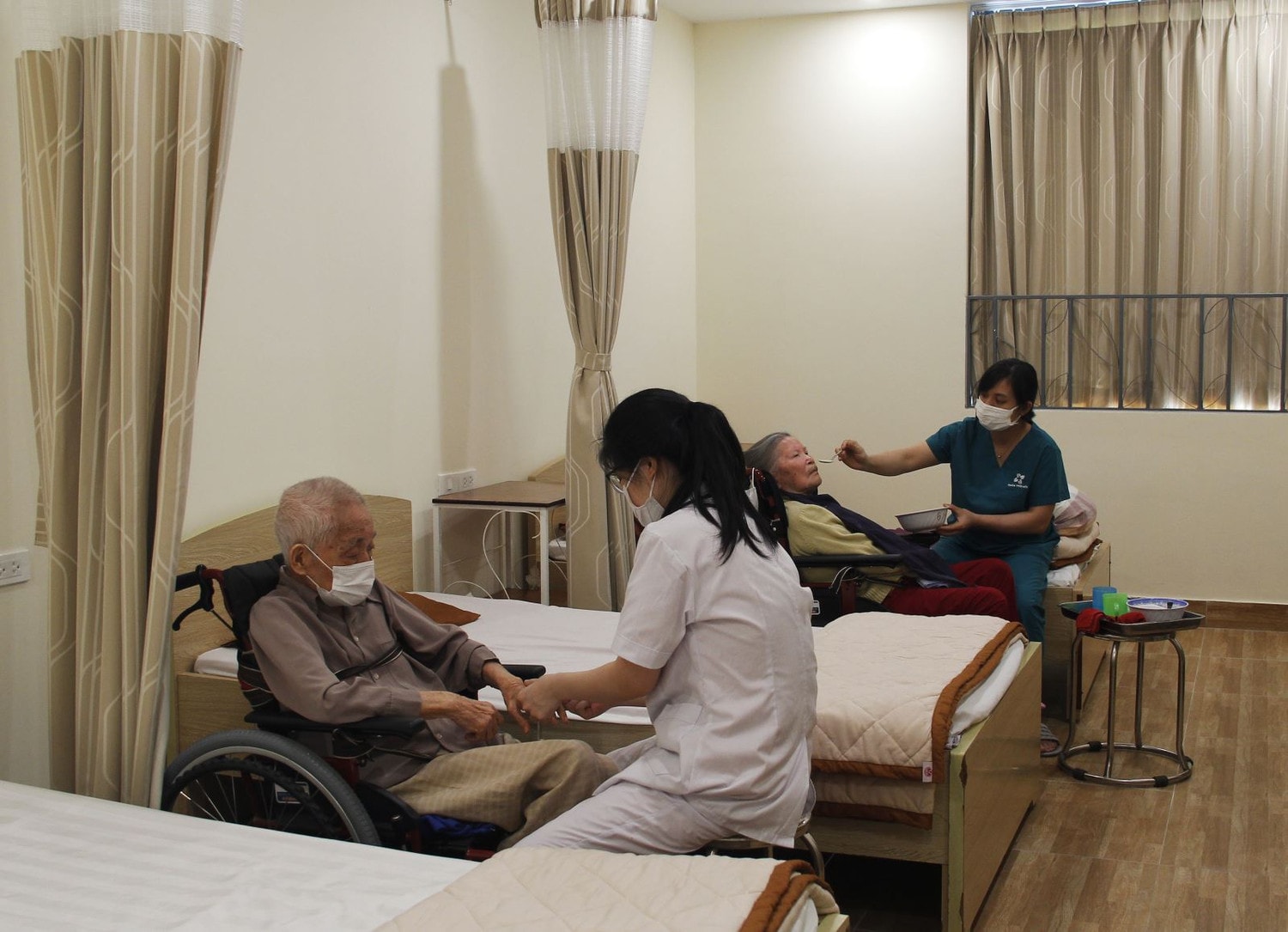 Người cao tuổi tại Trung tâm dược chăm sóc thường xuyên