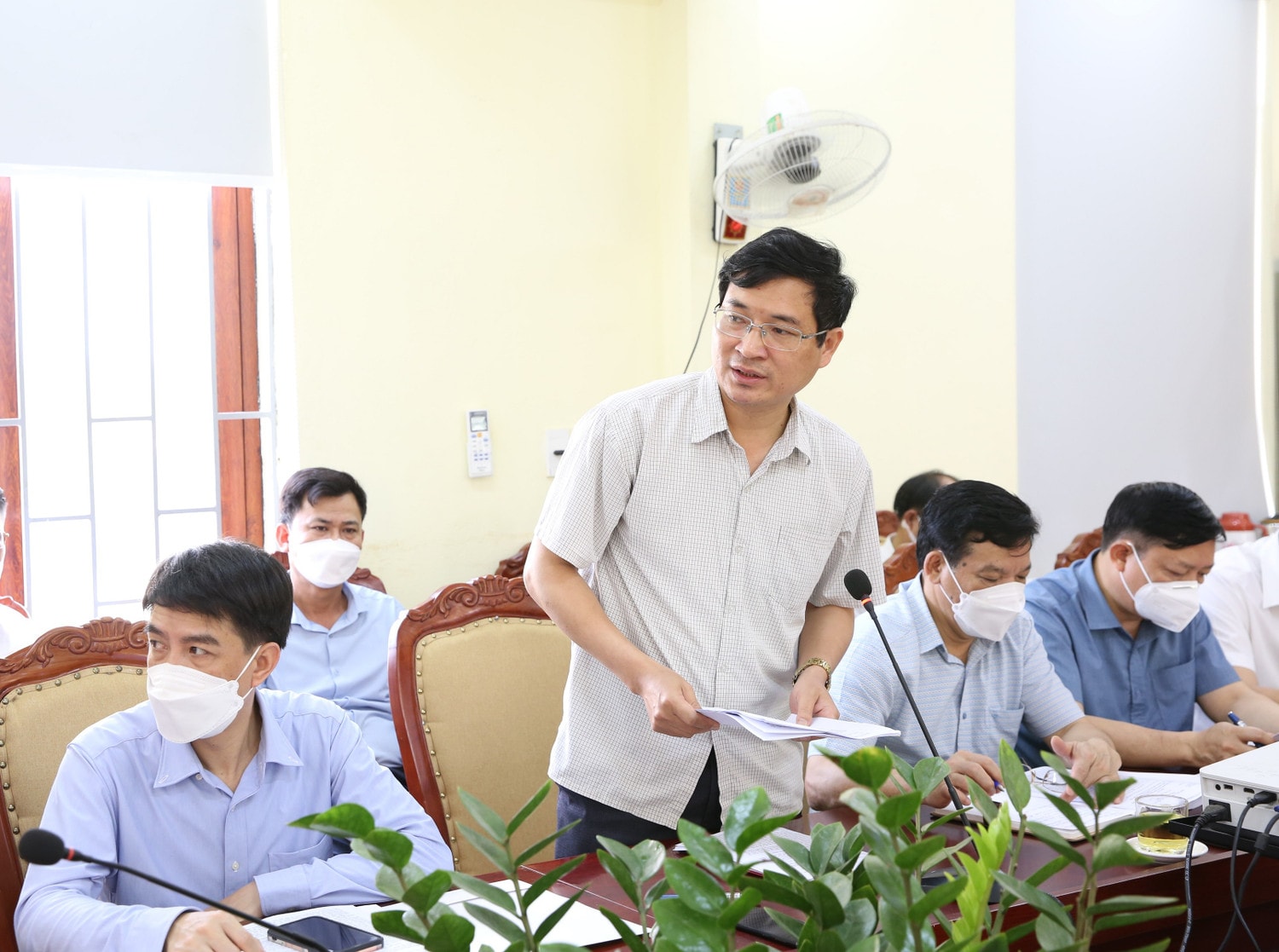 Phó Chủ tịch UBND huyện Hà Trung Hoàng Văn Long báo cáo với Đoàn giám sát