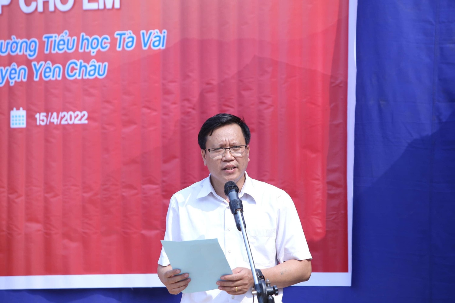 Hiệu trưởng Trường Tiểu học Tà Vài Phan Chí Anh phát biểu tại buổi lễ Hiệu trưởng Trường Tiểu học Tà Vài (xã Chiềng Hặc, huyện Yên Châu) Phan Chí Anh