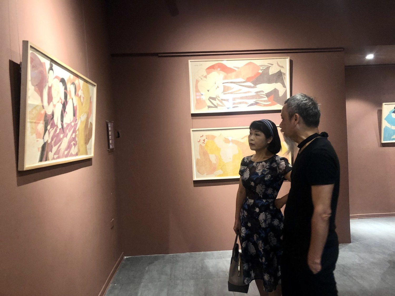 Họa sĩ Phan Cẩm Thượng giới thiệu các tác phẩm tại triển lãm