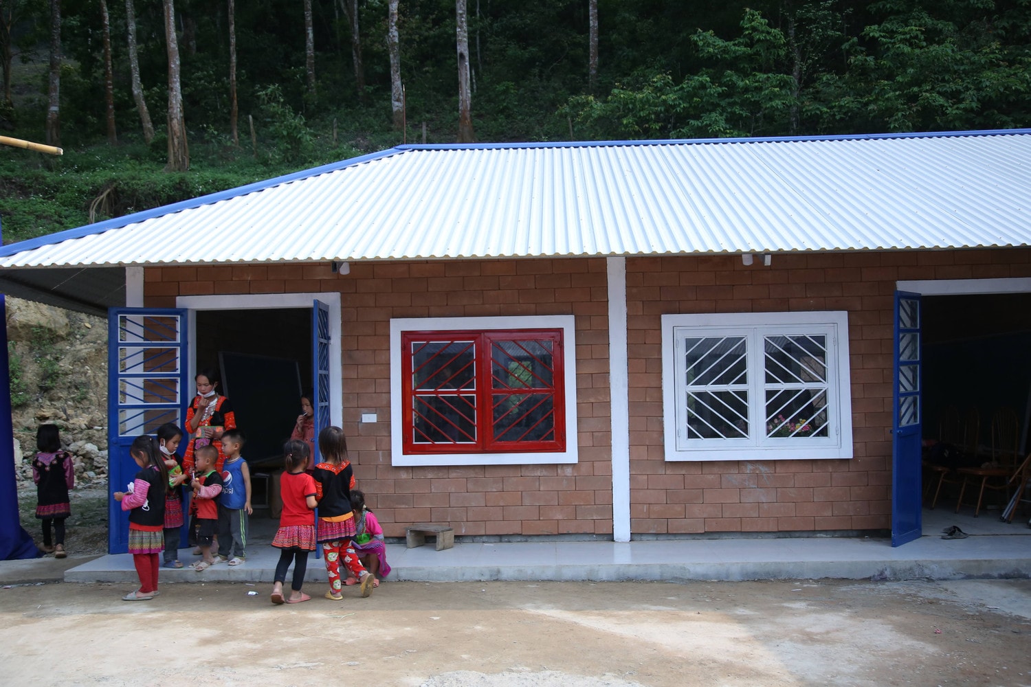 Điểm trường Bó Kiếng thuộc Trường Tiểu học Tà Vài được xây dựng khang trang bằng gạch nung công nghệ mới thân thiện với môi trường Điểm trường Bó Kiếng (thuộc Trường Tiểu học Tà Vài, xã Chiềng Hặc, huyện Yên Châu, tỉnh Sơn La)