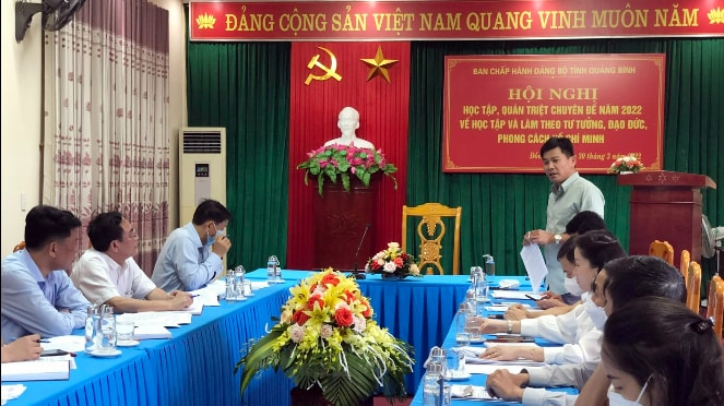 Thành viên trong đoàn giám sát tham gia ý kiến