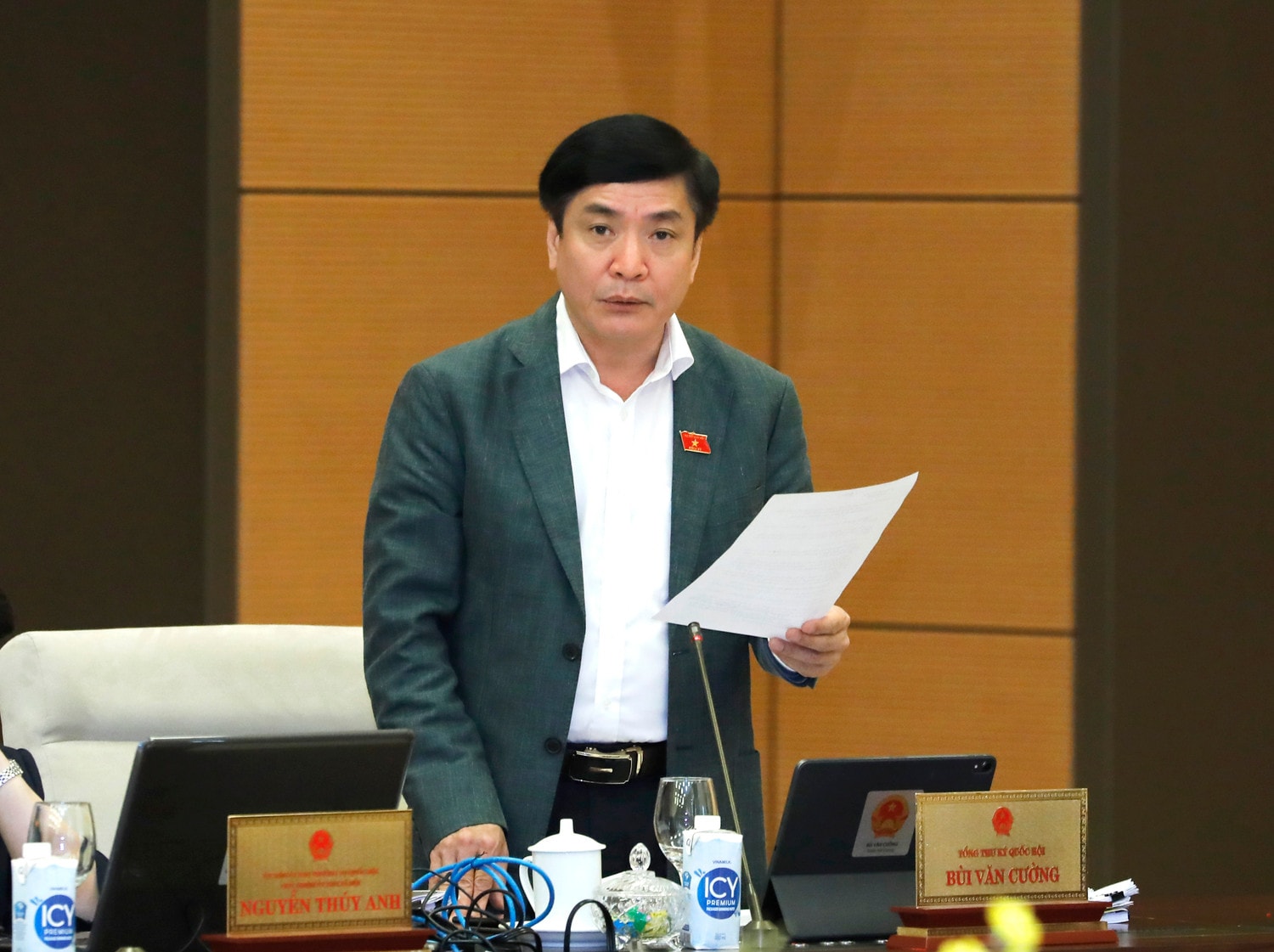 Tổng Thư ký Quốc hội, Chủ nhiệm Văn phòng Quốc hội Bùi Văn Cường phát biểu tại UBTVQH chiều 14.4 Ảnh: Hồ Long