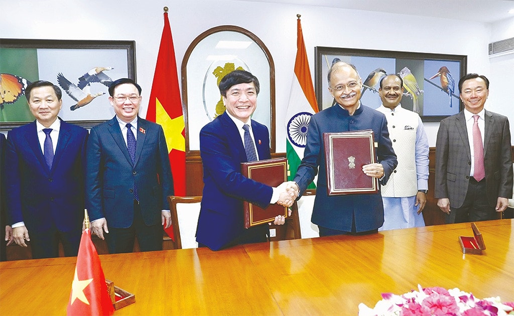 Chủ tịch Quốc hội Vương Đình Huệ và Chủ tịch Hạ viện Cộng hòa Ấn Độ Om Birla chứng kiến Tổng Thư ký Quốc hội, Chủ nhiệm Văn phòng Quốc hội Bùi Văn Cường và Tổng Thư ký Văn phòng Hạ viện Ấn Độ Utpal Kumar Singh ký bản ghi nhớ hợp tác giữa Văn phòng Quốc hội Việt Nam và Văn phòng Hạ viện Ấn Độ trong lĩnh vực thư viện và truyền hình Quốc hội ngày 16.12.2021 Ảnh: Doãn Tấn