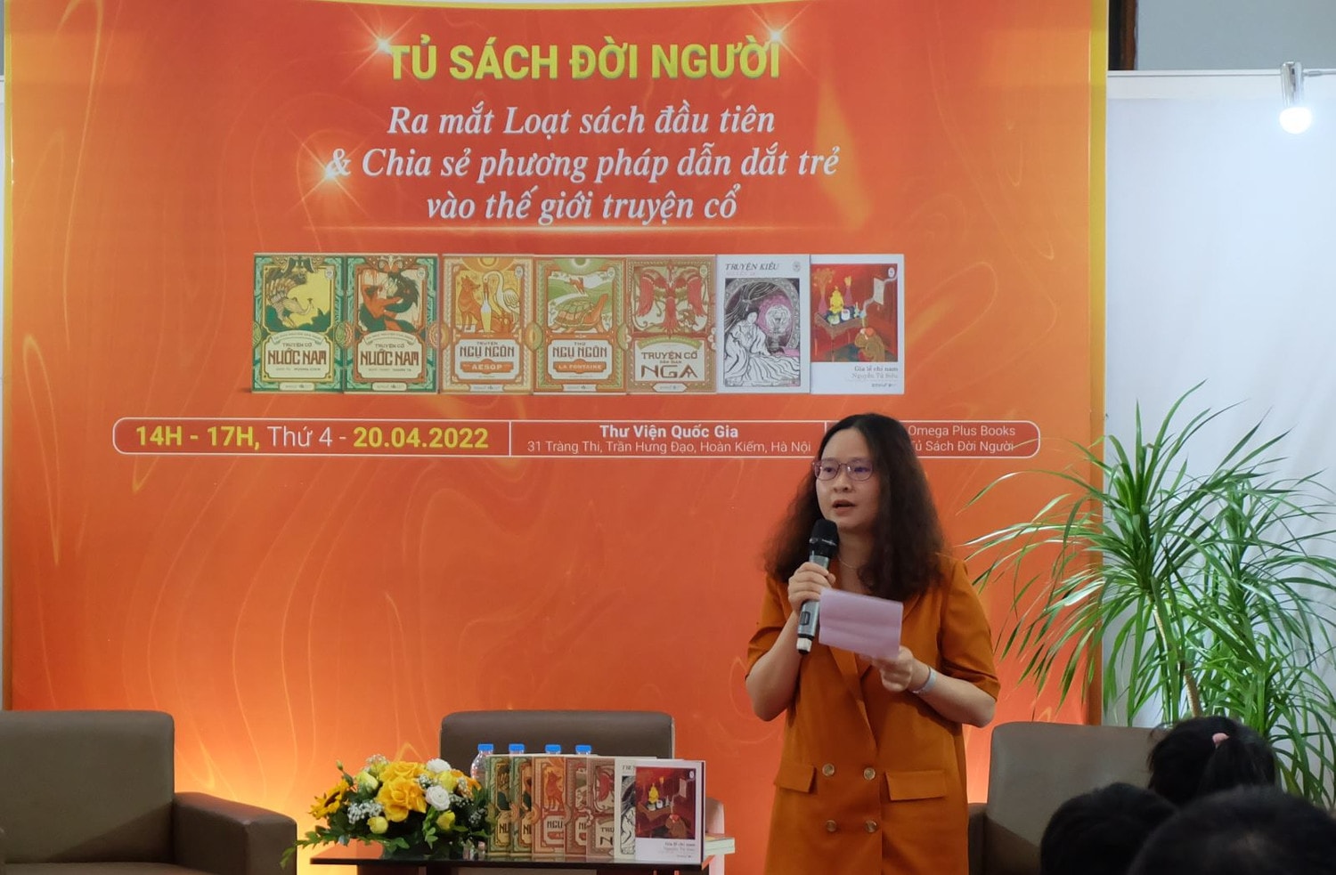 Bà Nguyễn Hương - Trưởng dự án Tủ sách Đời người chia sẻ về danh mục của Tủ sách