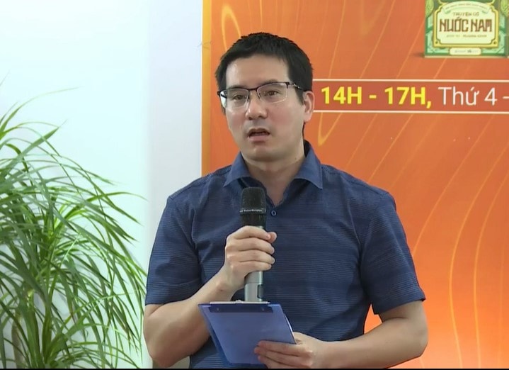 Đại sứ truyền thông của Tủ sách Đời người, ông Nguyễn Quốc Vương công bố kết quả bình chọn ''100 cuốn sách nên đọc trong đời”