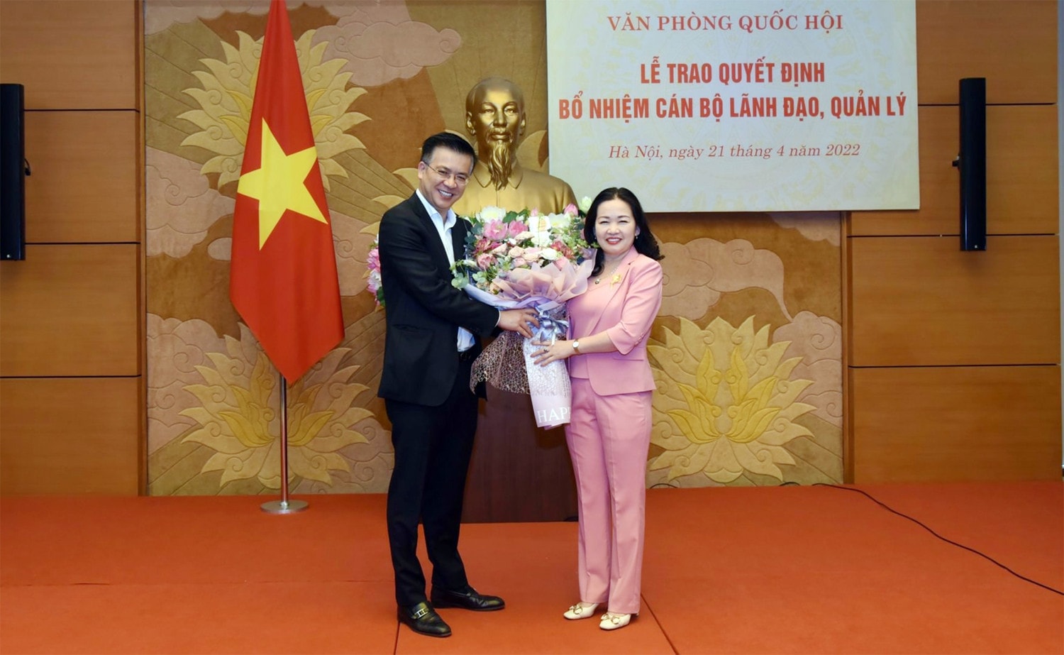 Tổng Thư ký Quốc hội, Chủ nhiệm Văn phòng Quốc hội Bùi Văn Cường trao Quyết định bổ nhiệm Tổng Biên tập Báo Đại biểu Nhân dân với bà Phạm Thị Thanh Huyền -6