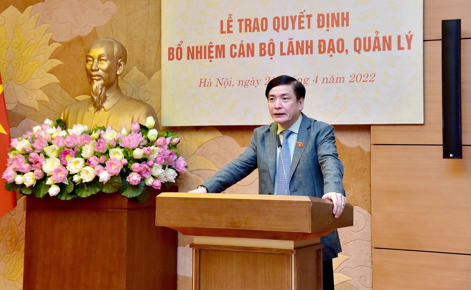Tổng Thư ký Quốc hội, Chủ nhiệm Văn phòng Quốc hội Bùi Văn Cường trao Quyết định bổ nhiệm Tổng Biên tập Báo Đại biểu Nhân dân với bà Phạm Thị Thanh Huyền -8