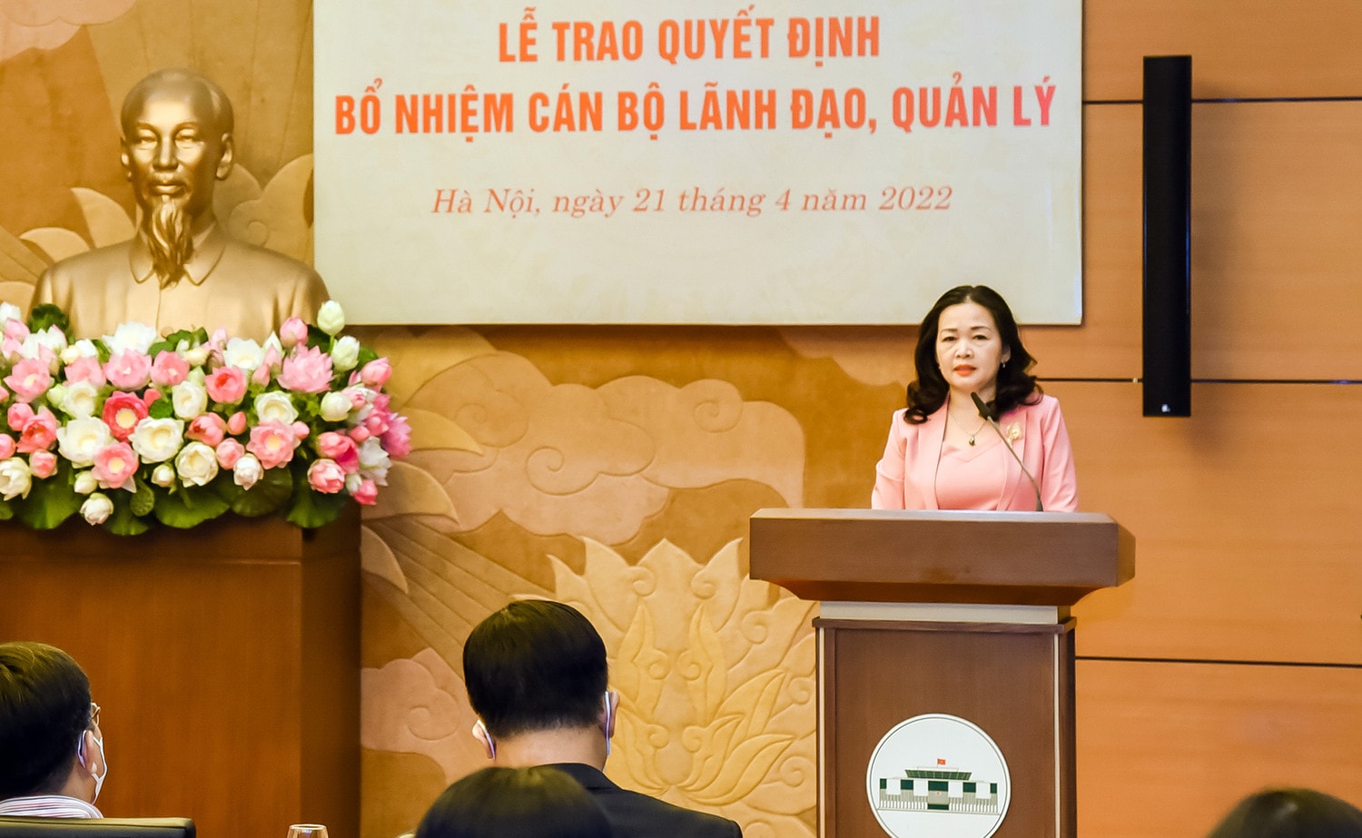 Tổng Thư ký Quốc hội, Chủ nhiệm Văn phòng Quốc hội Bùi Văn Cường trao Quyết định bổ nhiệm Tổng Biên tập Báo Đại biểu Nhân dân với bà Phạm Thị Thanh Huyền -3