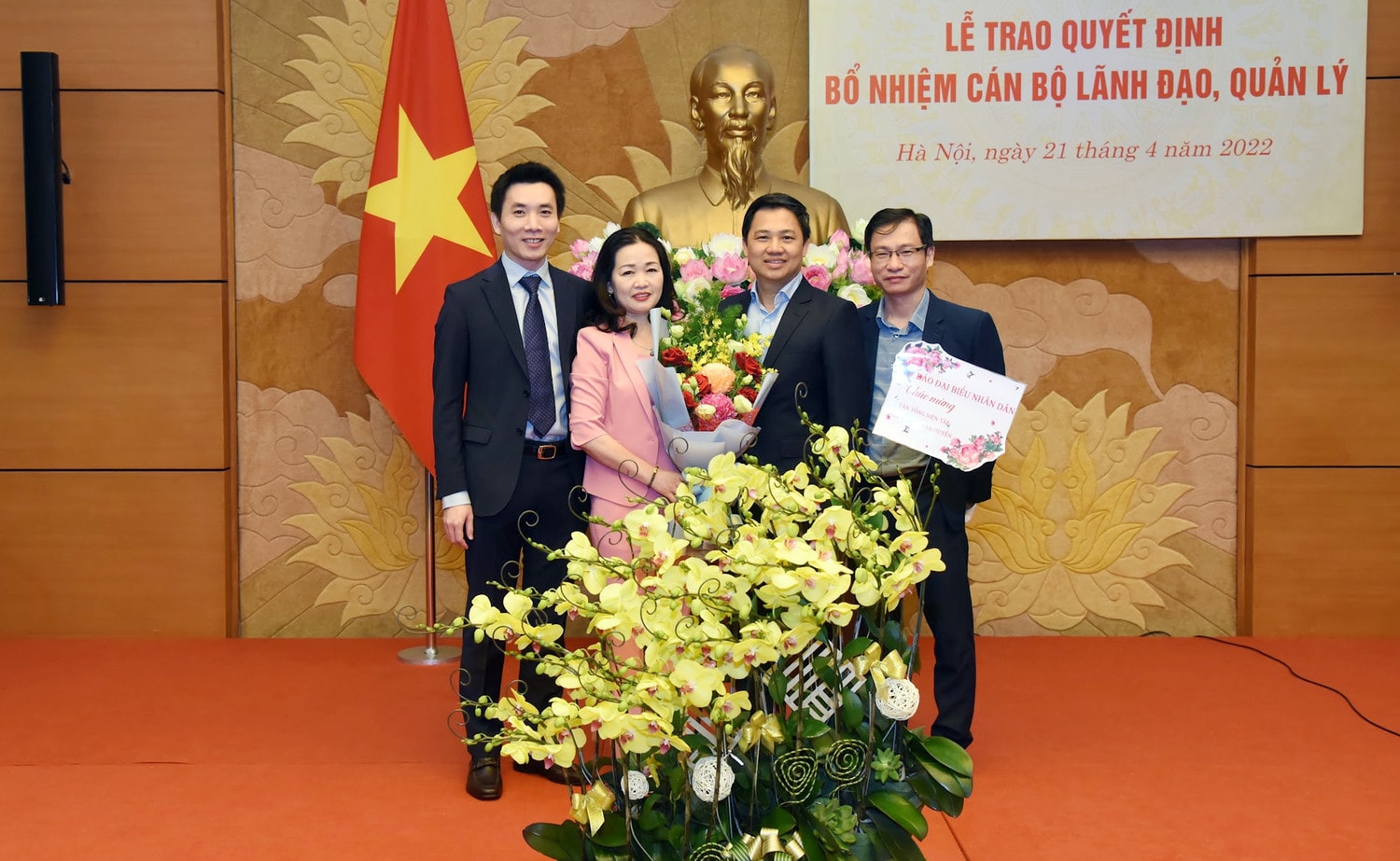 Tổng Thư ký Quốc hội, Chủ nhiệm Văn phòng Quốc hội Bùi Văn Cường trao Quyết định bổ nhiệm Tổng Biên tập Báo Đại biểu Nhân dân với bà Phạm Thị Thanh Huyền -9