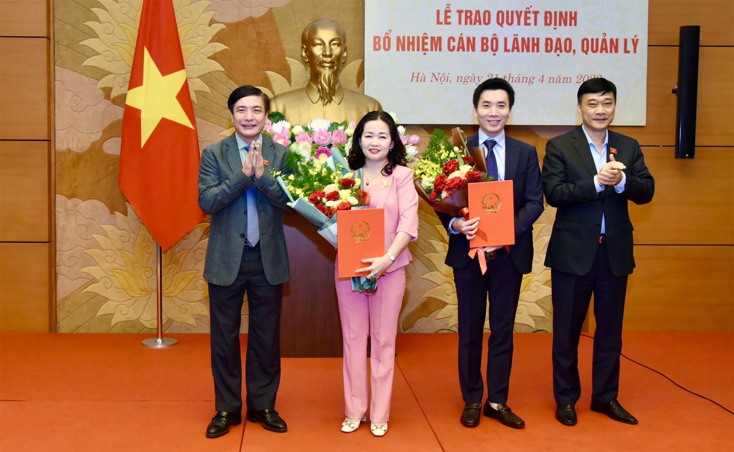 Tổng Thư ký Quốc hội, Chủ nhiệm Văn phòng Quốc hội Bùi Văn Cường trao Quyết định bổ nhiệm Tổng Biên tập Báo Đại biểu Nhân dân với bà Phạm Thị Thanh Huyền -0