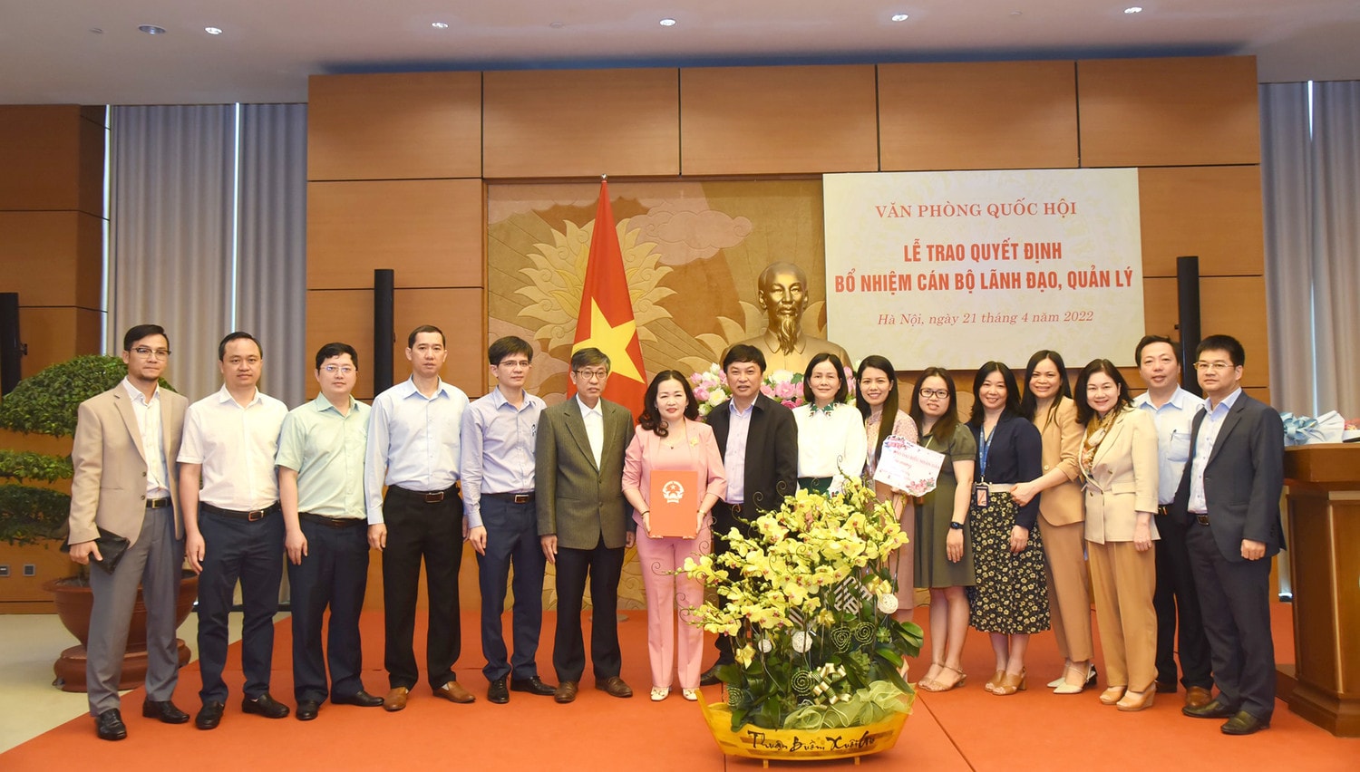 Tổng Thư ký Quốc hội, Chủ nhiệm Văn phòng Quốc hội Bùi Văn Cường trao Quyết định bổ nhiệm Tổng Biên tập Báo Đại biểu Nhân dân với bà Phạm Thị Thanh Huyền -2