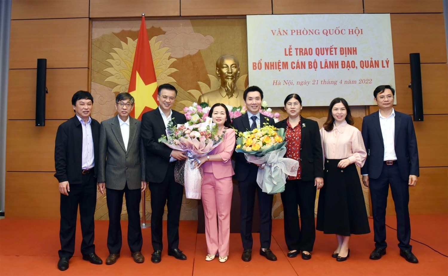 Tổng Thư ký Quốc hội, Chủ nhiệm Văn phòng Quốc hội Bùi Văn Cường trao Quyết định bổ nhiệm Tổng Biên tập Báo Đại biểu Nhân dân với bà Phạm Thị Thanh Huyền -5