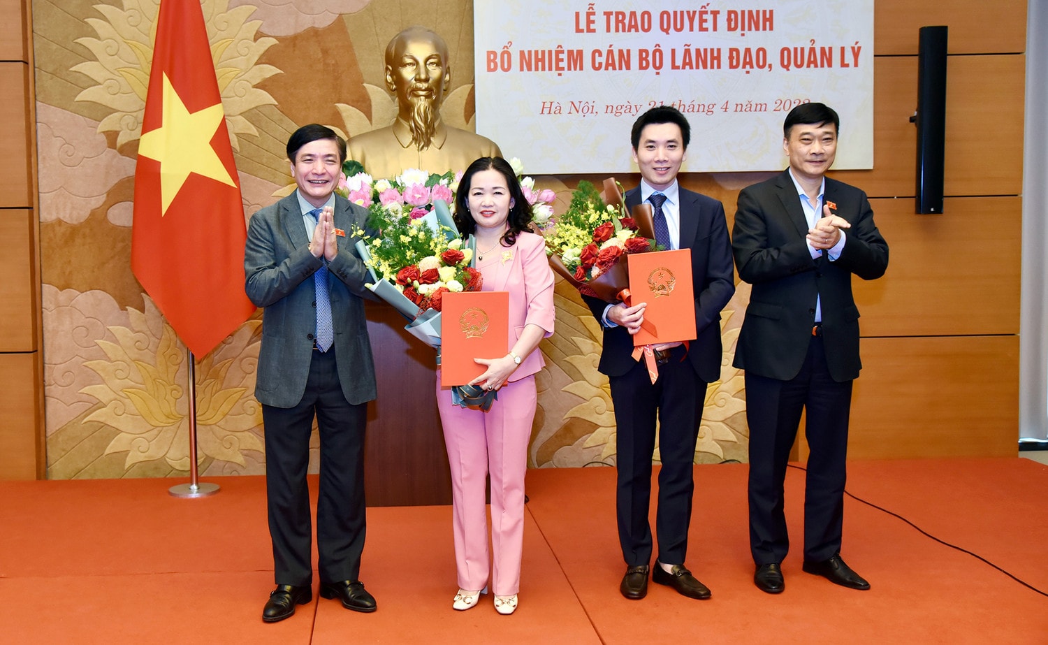 Tổng Thư ký Quốc hội, Chủ nhiệm Văn phòng Quốc hội Bùi Văn Cường trao Quyết định bổ nhiệm Tổng Biên tập Báo Đại biểu Nhân dân với bà Phạm Thị Thanh Huyền -1