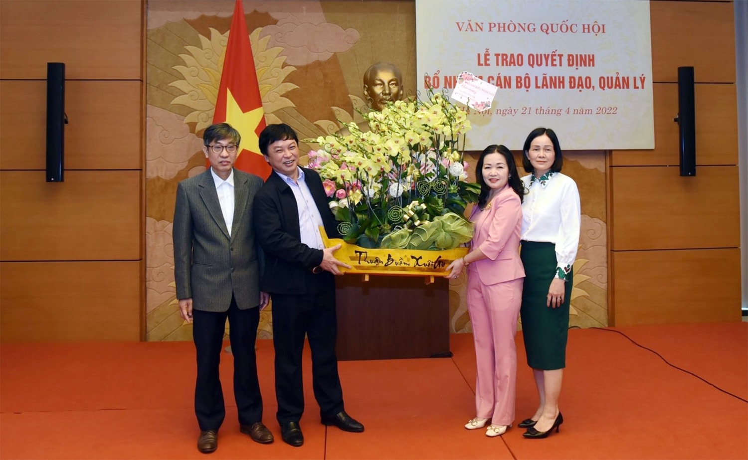 Tổng Thư ký Quốc hội, Chủ nhiệm Văn phòng Quốc hội Bùi Văn Cường trao Quyết định bổ nhiệm Tổng Biên tập Báo Đại biểu Nhân dân với bà Phạm Thị Thanh Huyền -7