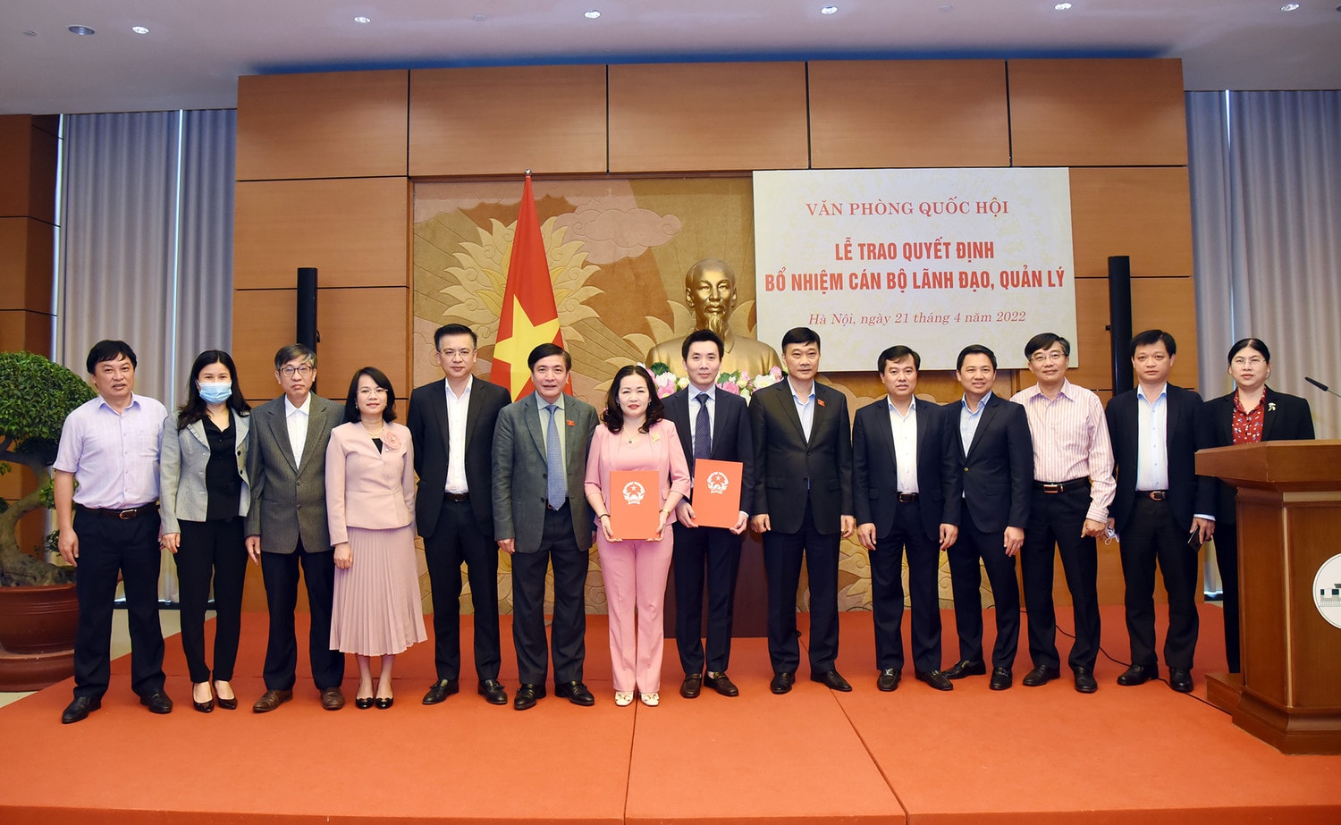Tổng Thư ký Quốc hội, Chủ nhiệm Văn phòng Quốc hội Bùi Văn Cường trao Quyết định bổ nhiệm Tổng Biên tập Báo Đại biểu Nhân dân với bà Phạm Thị Thanh Huyền -2
