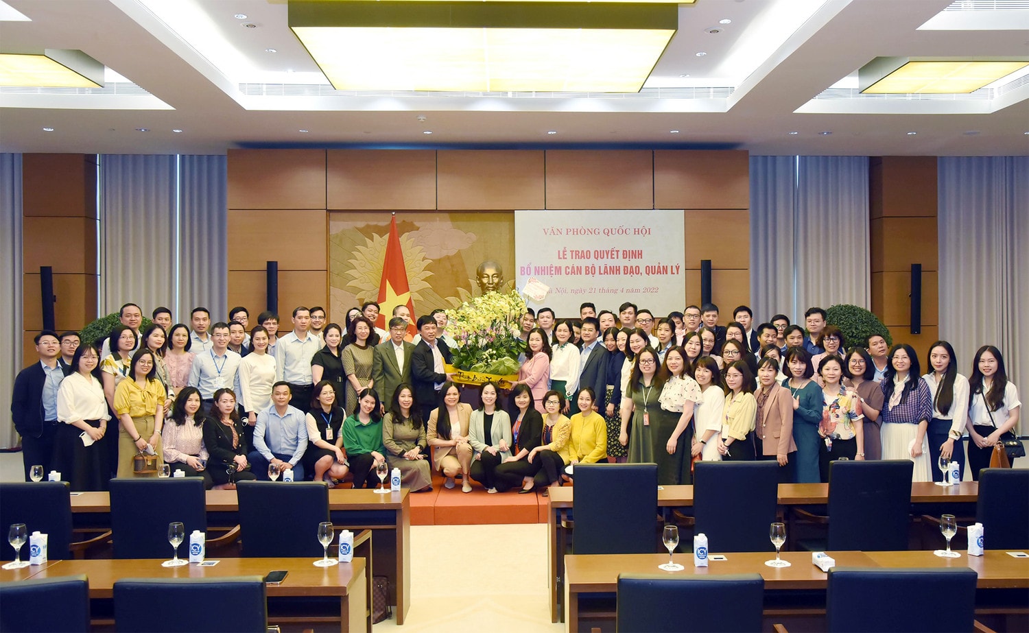 Tổng Thư ký Quốc hội, Chủ nhiệm Văn phòng Quốc hội Bùi Văn Cường trao Quyết định bổ nhiệm Tổng Biên tập Báo Đại biểu Nhân dân với bà Phạm Thị Thanh Huyền -1