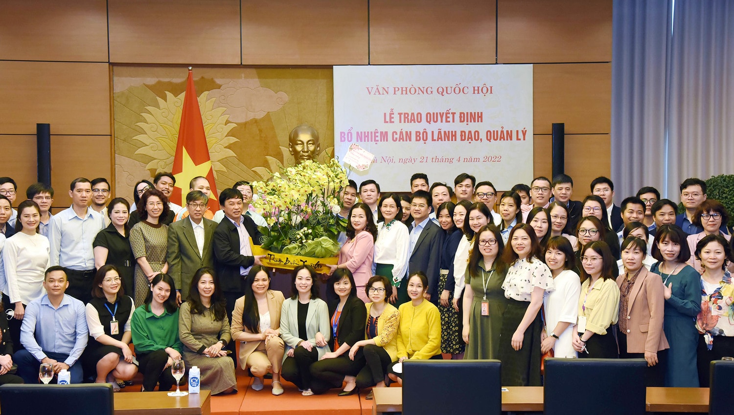 Tổng Thư ký Quốc hội, Chủ nhiệm Văn phòng Quốc hội Bùi Văn Cường trao Quyết định bổ nhiệm Tổng Biên tập Báo Đại biểu Nhân dân với bà Phạm Thị Thanh Huyền -0