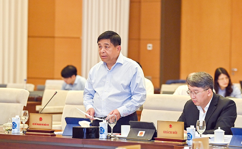 Bộ trưởng Bộ Kế hoạch và Đầu tư Nguyễn Chí Dũng Trình bày Tờ trình của Chính phủ Ảnh: Lâm Hiển