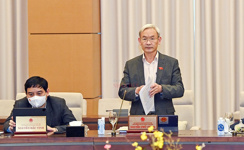 Chủ nhiệm Ủy ban Tài chính – Ngân sách Nguyễn Phú Cường trình bày Báo cáo thẩm tra Ảnh: Lâm Hiển