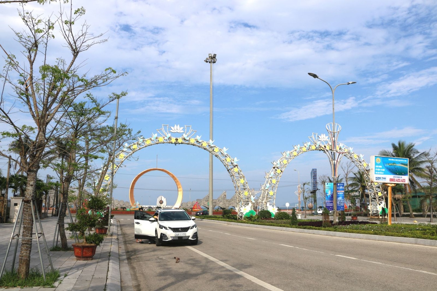 Quảng trường Minh Bình kết nối với đường Nguyễn Sinh Cung, thị xã Cửa Lò đã được hoàn thành. Quảng trường Minh Bình kết nối với đường Nguyễn Sinh Cung, thị xã Cửa Lò đã được hoàn thành.