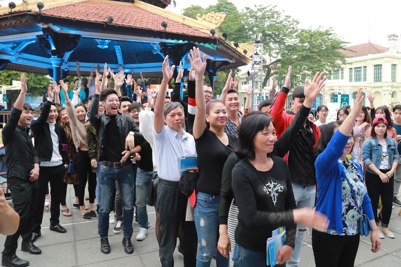 Tại sự kiện, khách thăm quan sẽ được nhận quà khi tải ứng dụng di động của Vietnam Airlines, đồng thời được chơi game trúng thưởng Tại sự kiện, khách thăm quan sẽ được nhận quà khi tải ứng dụng di động của Vietnam Airlines, đồng thời được chơi game trúng thưởng