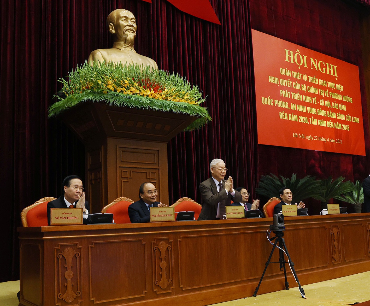Tổng Bí thư Nguyễn Phú Trọng cùng các đồng chí lãnh đạo Đảng, Nhà nước chủ trì hội nghị Ảnh: Trí Dũng - TTXVN