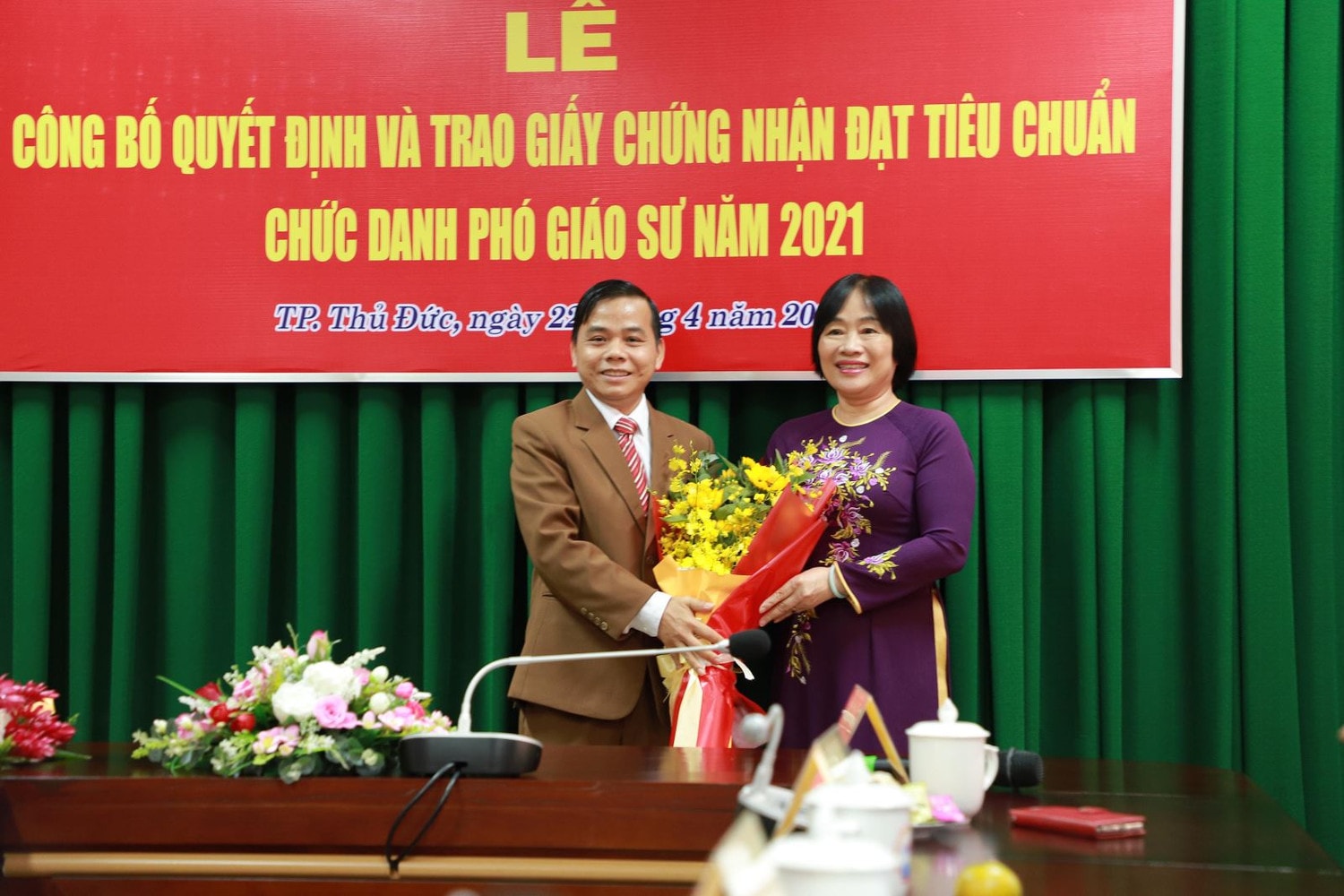 TS. Nguyễn Thị Hằng, Chủ tịch Hội đồng tư vấn trường Cao đẳng Kỹ nghệ II chúc mừng PGS.TS. Bùi Văn Hưng Ảnh: Đức Kiên