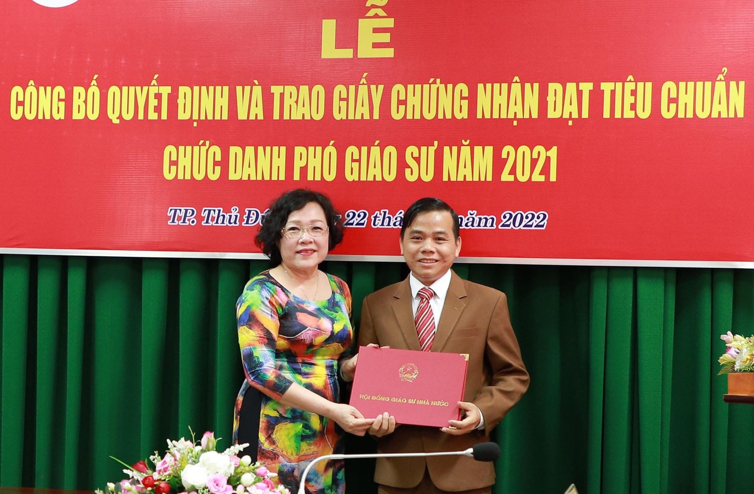 GS.TS Nguyễn Thị Mỹ Lộc trao Giấy chứng nhận đạt chuẩn chức danh Phó giáo sư cho TS. Bùi Văn Hưng Ảnh: Đức Kiên